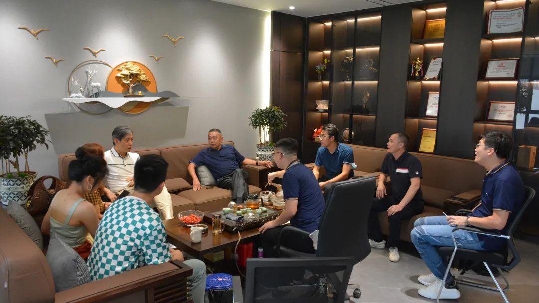 微水泥新品广受关注，吸引中国建筑卫生陶瓷协会宫秘书长前来参观考察！